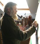 Dans son atelier lumineux, Philippe Meyrier est à sa table à dessin